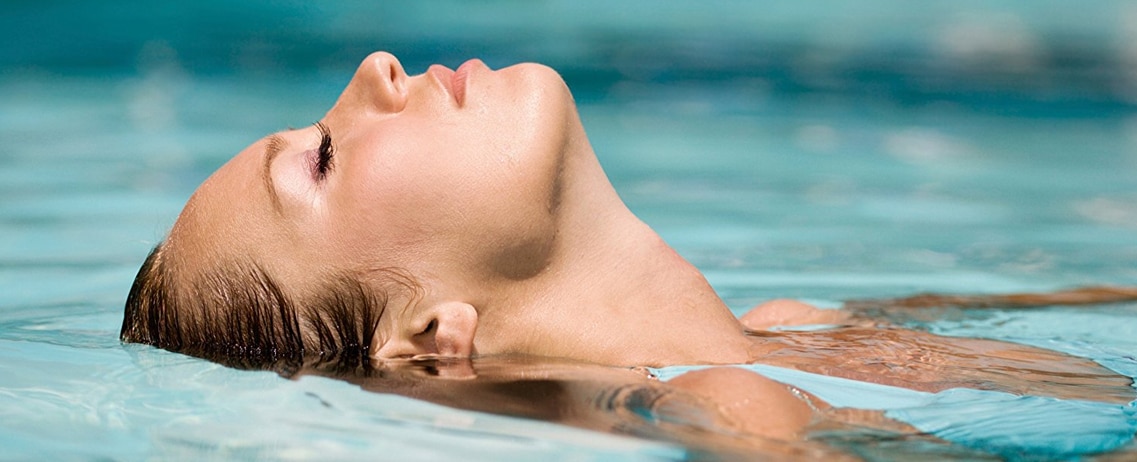 Frau in Wasser, wie auf einem Wasserkissen